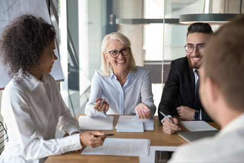 Generationenübergreifendes Arbeiten: Herausforderungen und Chancen für Unternehmen-1